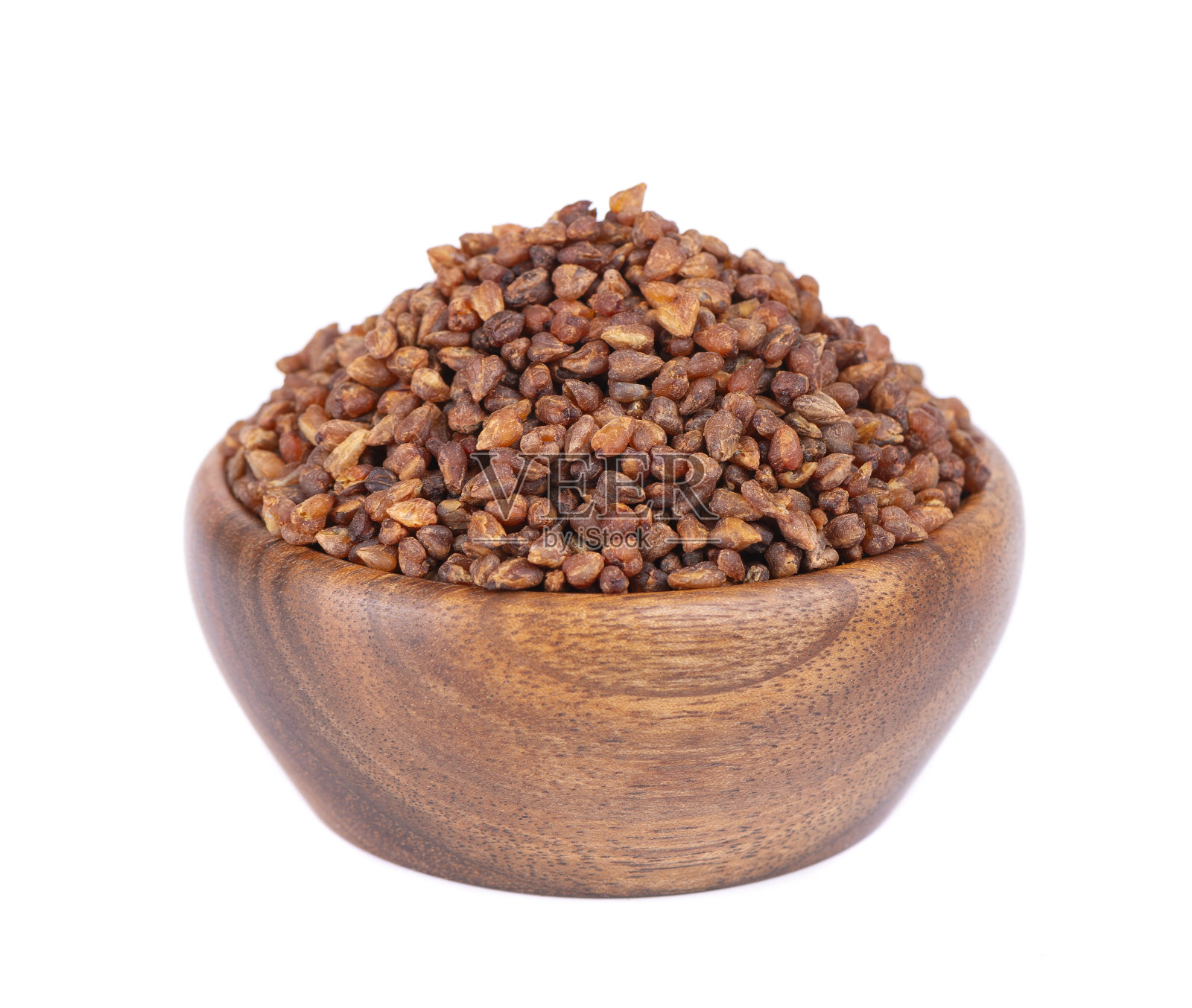 木碗荞麦茶，白色背景。全烤荞麦谷物。Fagopyrum tataricum。照片摄影图片