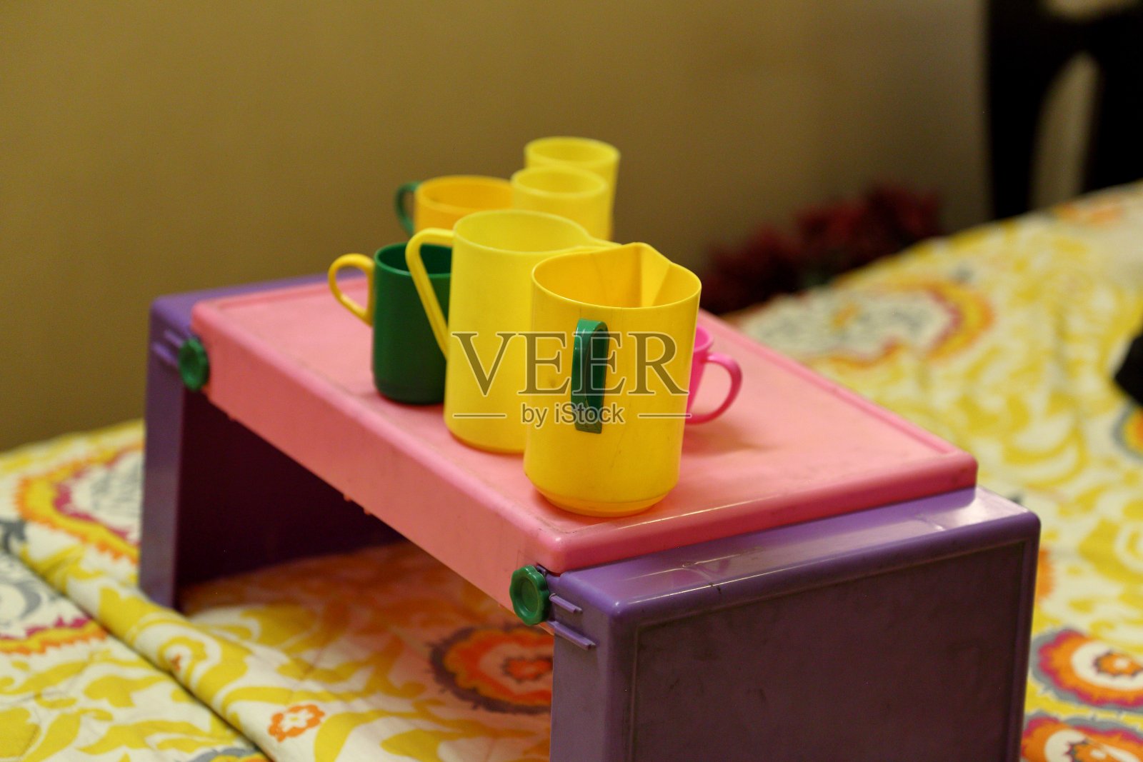 塑料玩具水杯适合幼儿教育和玩耍。照片摄影图片