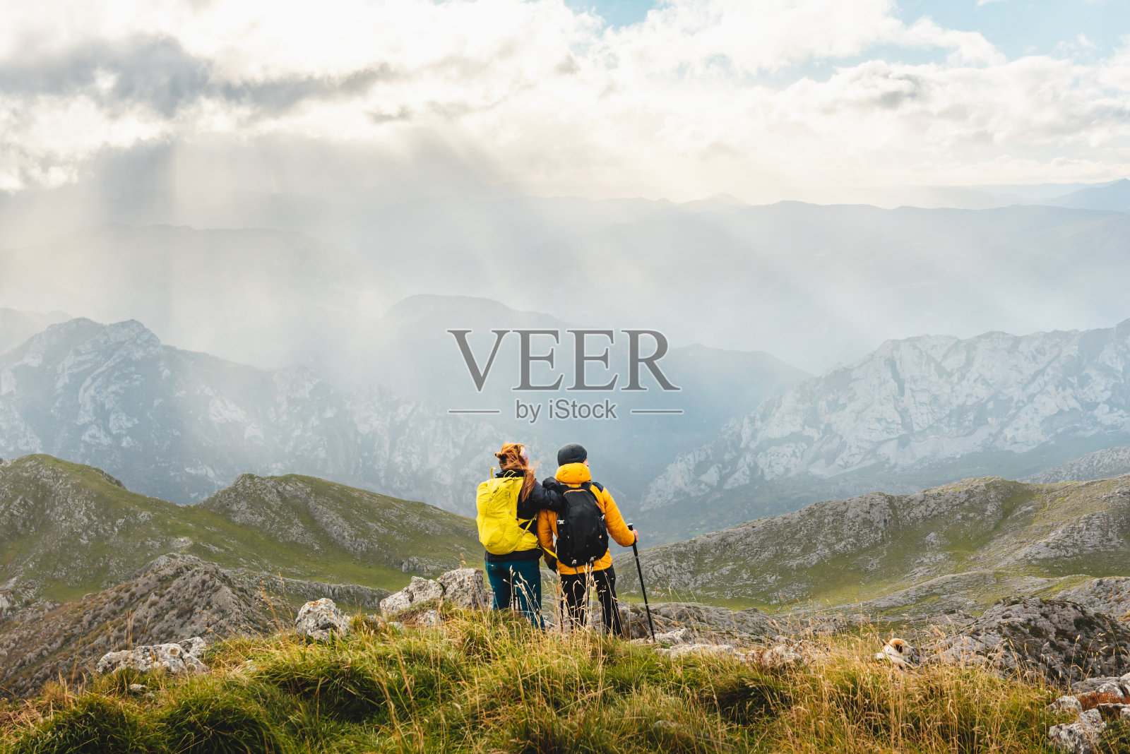 两个人在山上照片摄影图片