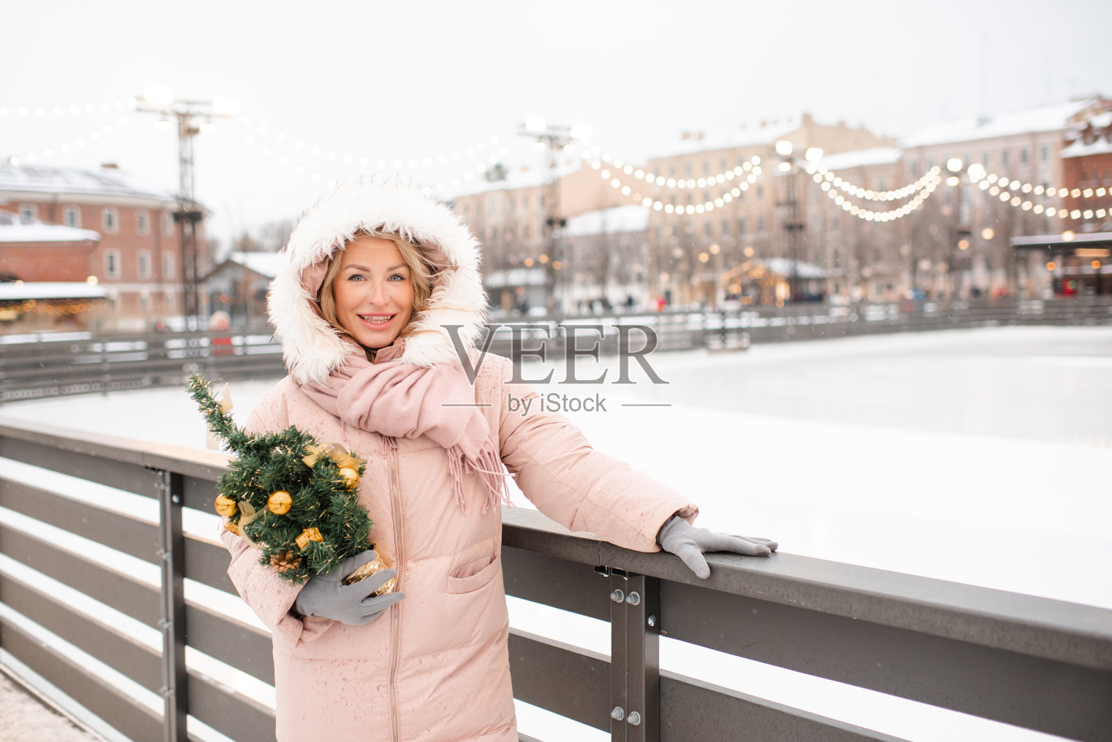 户外圣诞装饰的女人照片摄影图片