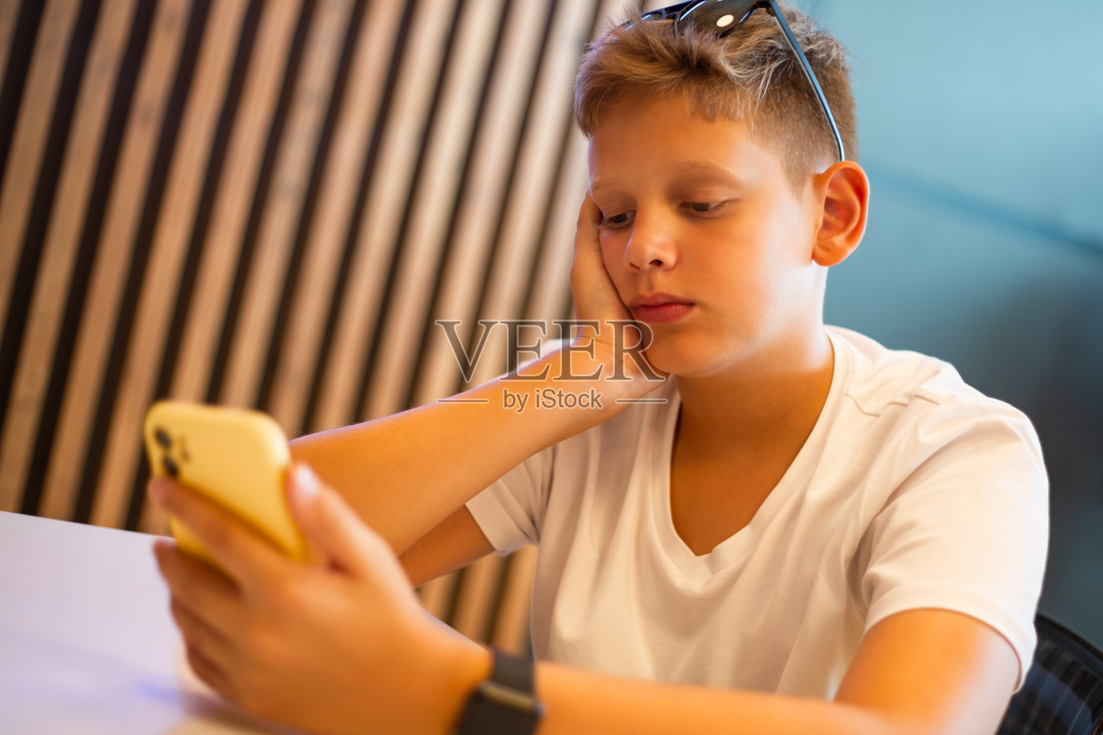 少年查看新邮件照片摄影图片