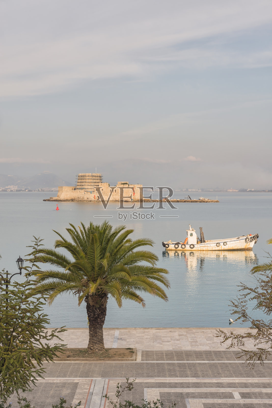 从纳夫普利翁看布尔茨城堡与渔船照片摄影图片