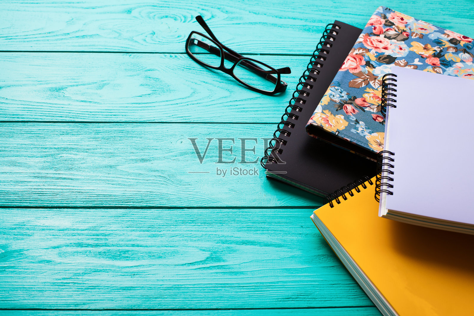 在蓝色木桌上有复制空间的工作空间。前视图。模型。学校和教育桌面。照片摄影图片