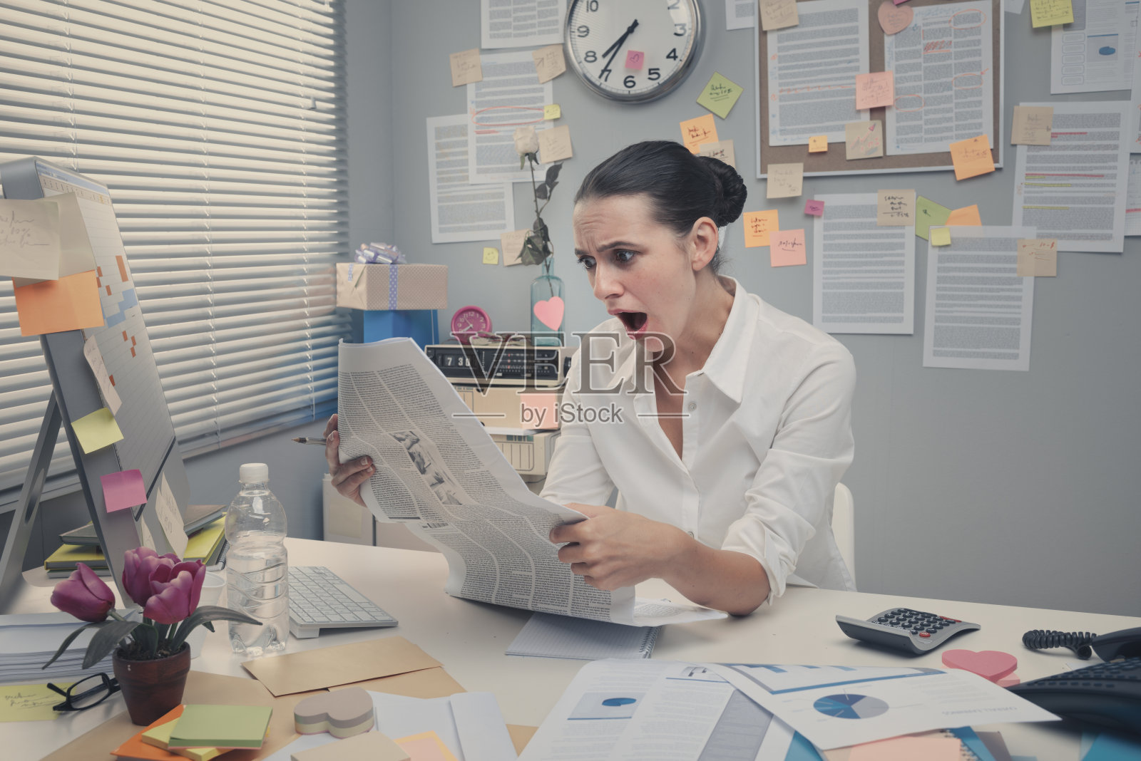 财经报纸上有坏消息照片摄影图片