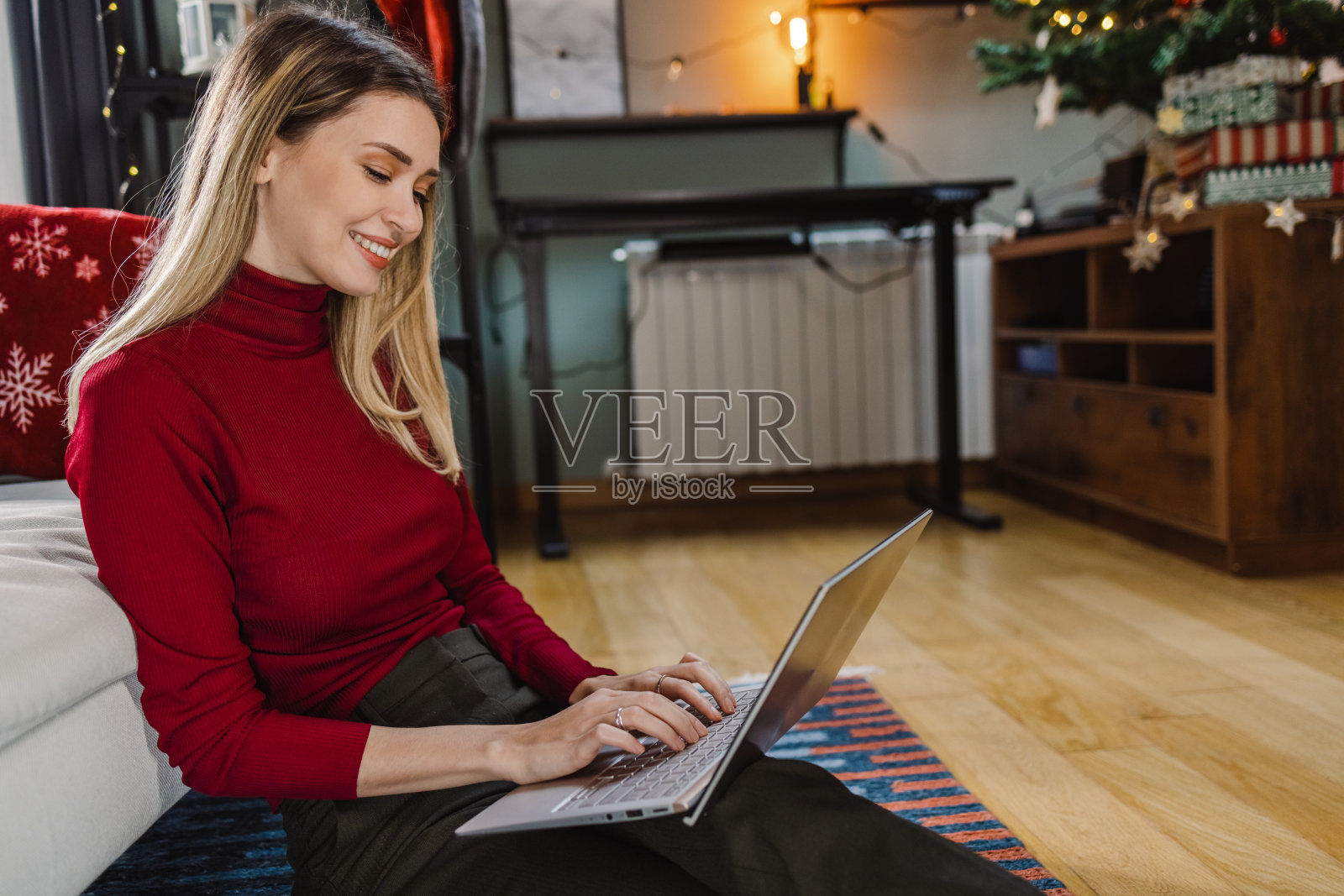 年轻女子享受舒适的气氛在家里和使用笔记本电脑照片摄影图片