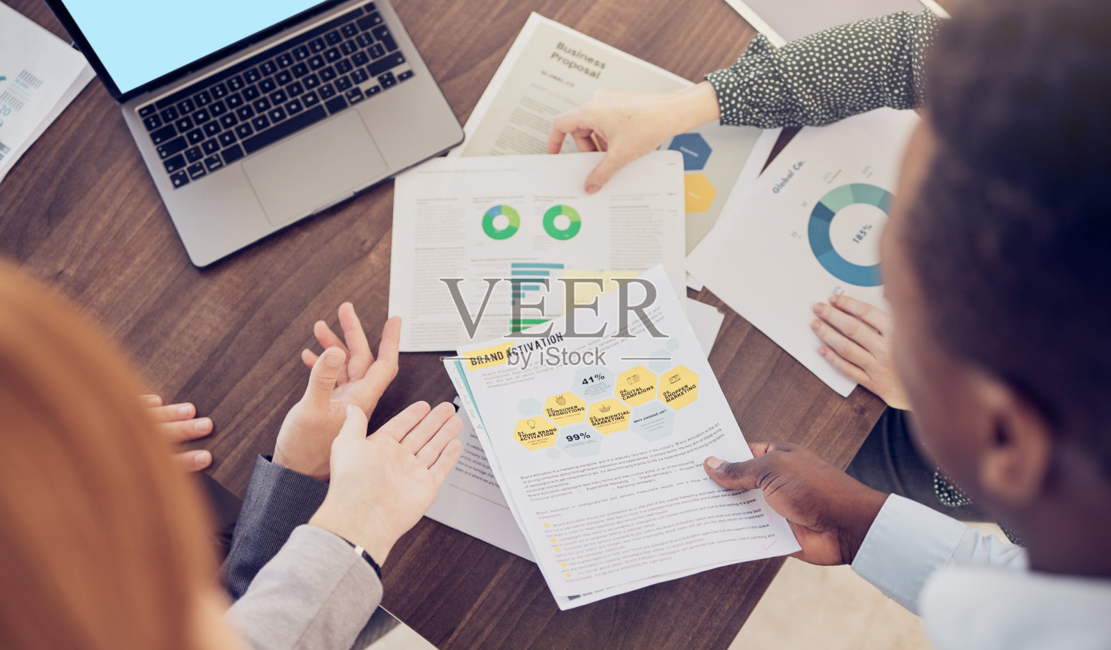 商业，集团和以上的数据在图表上，笔记本电脑和图表分析，金融和办公桌。会议、团队合作、财务战略文件、计划文件、市场经济文件等照片摄影图片