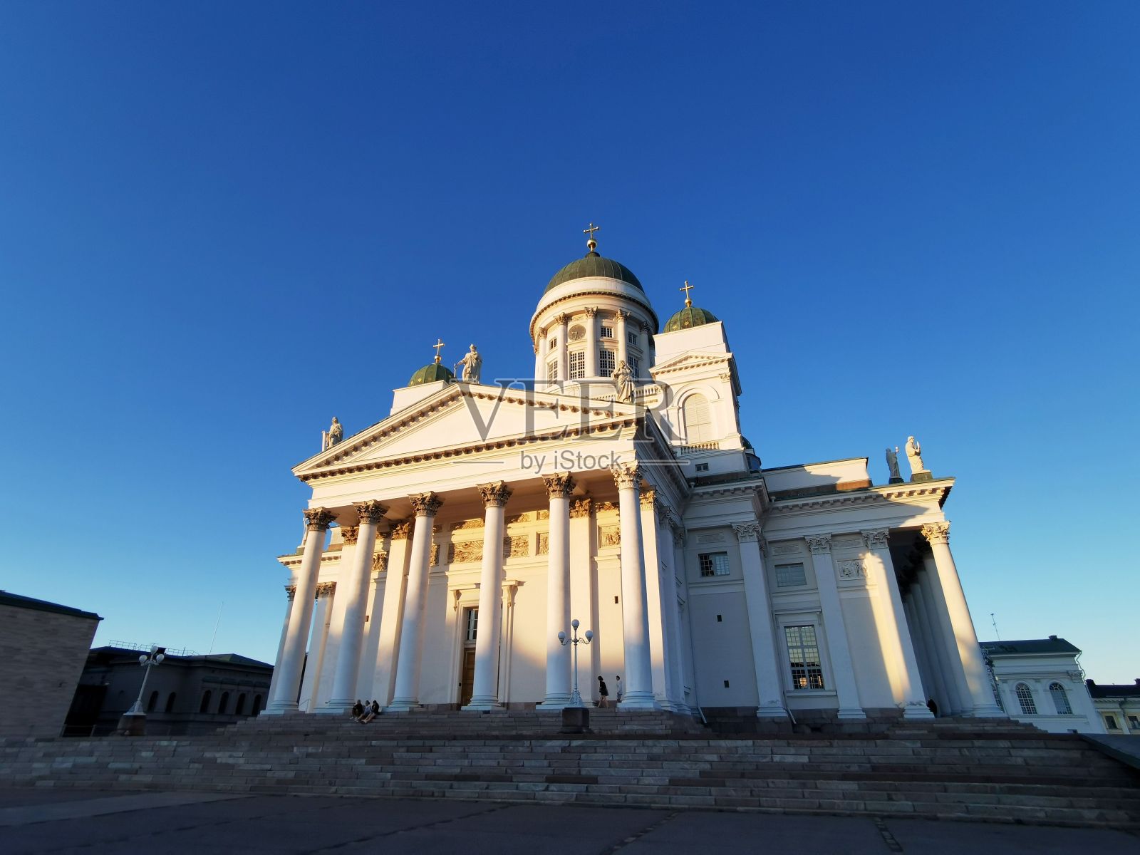 蓝天映衬下赫尔辛基大教堂的风景照片摄影图片