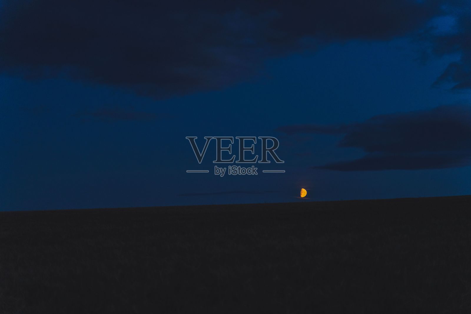 夜景的月亮在地平线上的轮廓场在夜间照片摄影图片