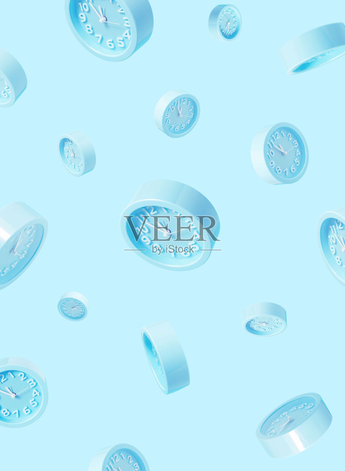 蓝色的挂钟落在蓝色的背景上——平安夜或新年的概念照片摄影图片