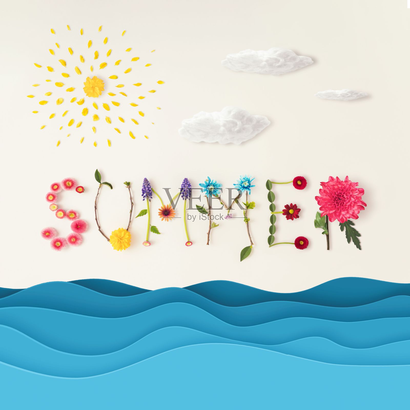 单词夏天由五颜六色的花朵与阳光和水在明亮的背景。照片摄影图片