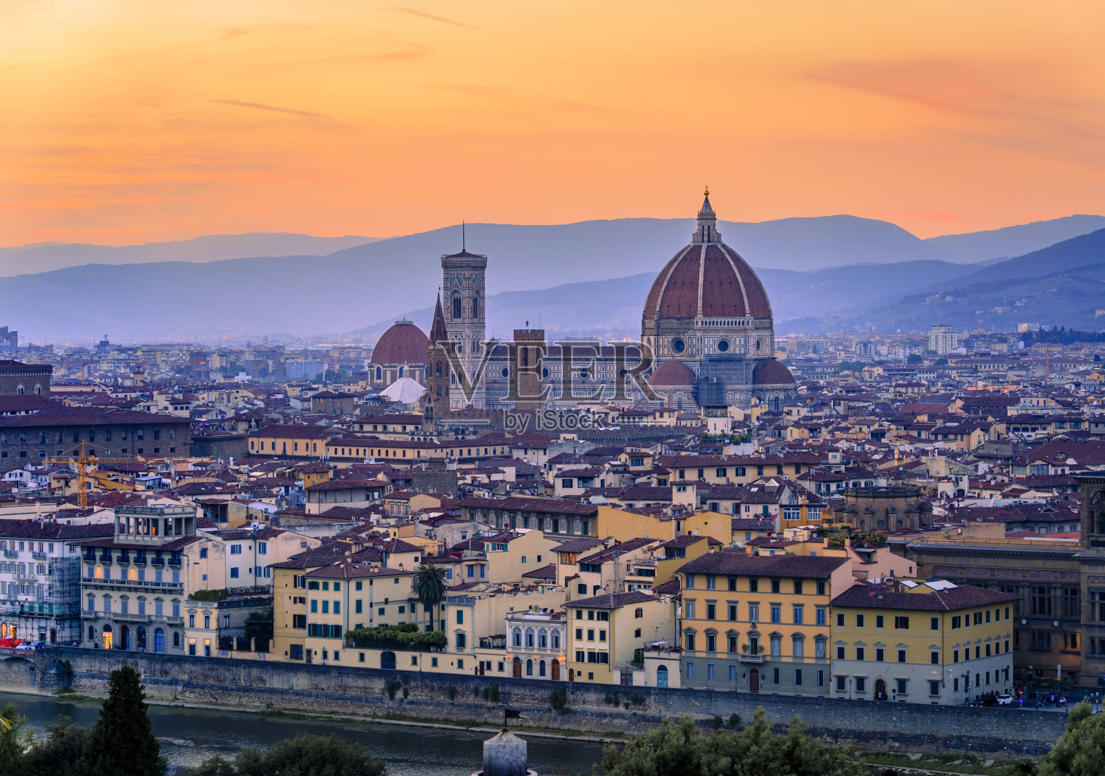 意大利佛罗伦萨，乔托大教堂和钟楼的日落景色照片摄影图片