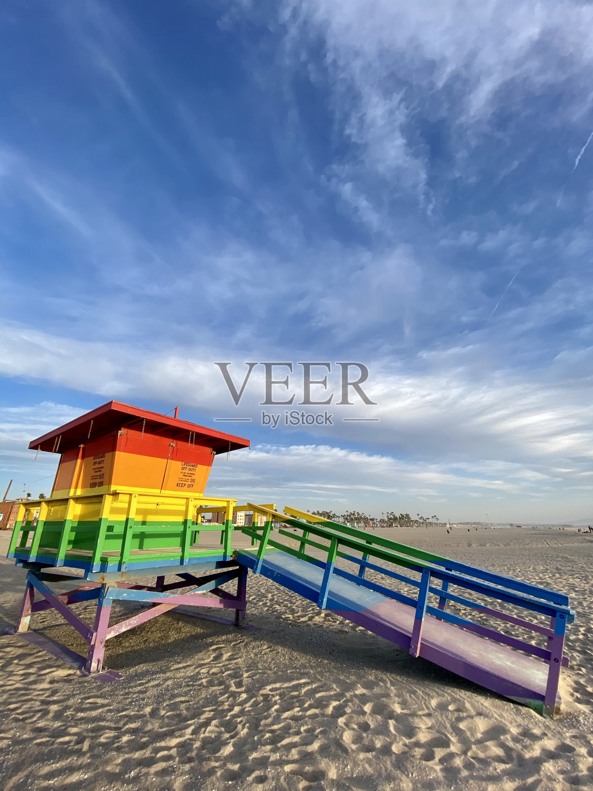 五颜六色的救生员小屋在圣莫尼卡海滩，加利福尼亚州，美国照片摄影图片