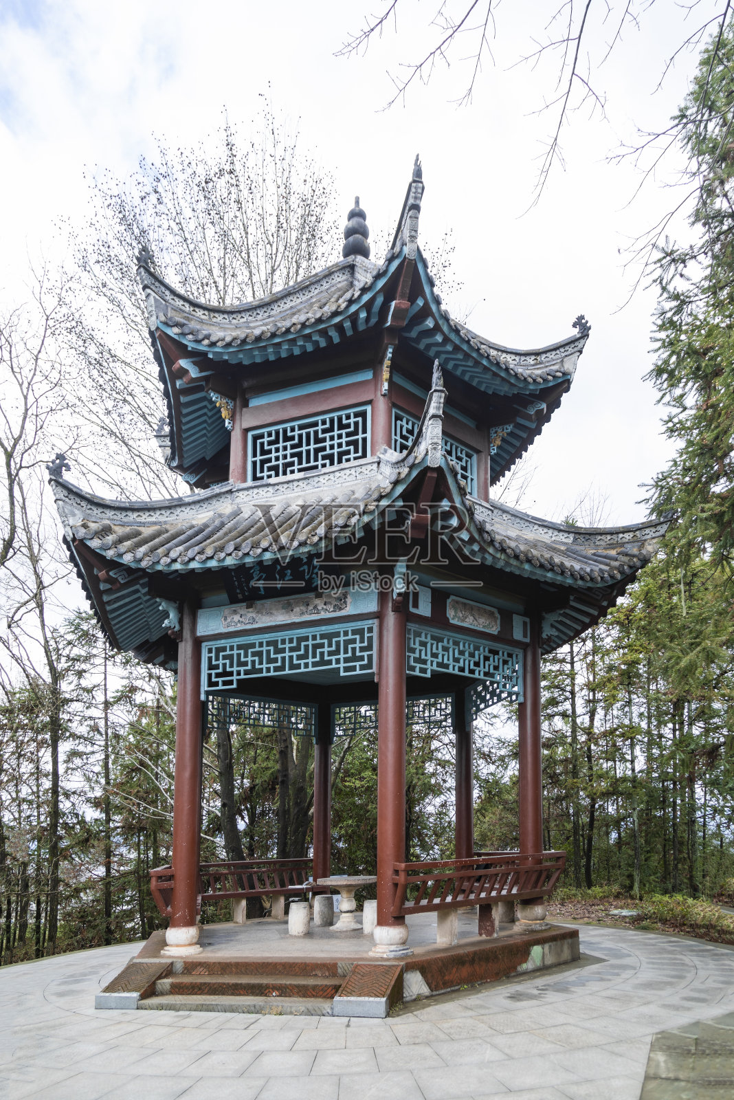 树林里的一个亭子照片摄影图片