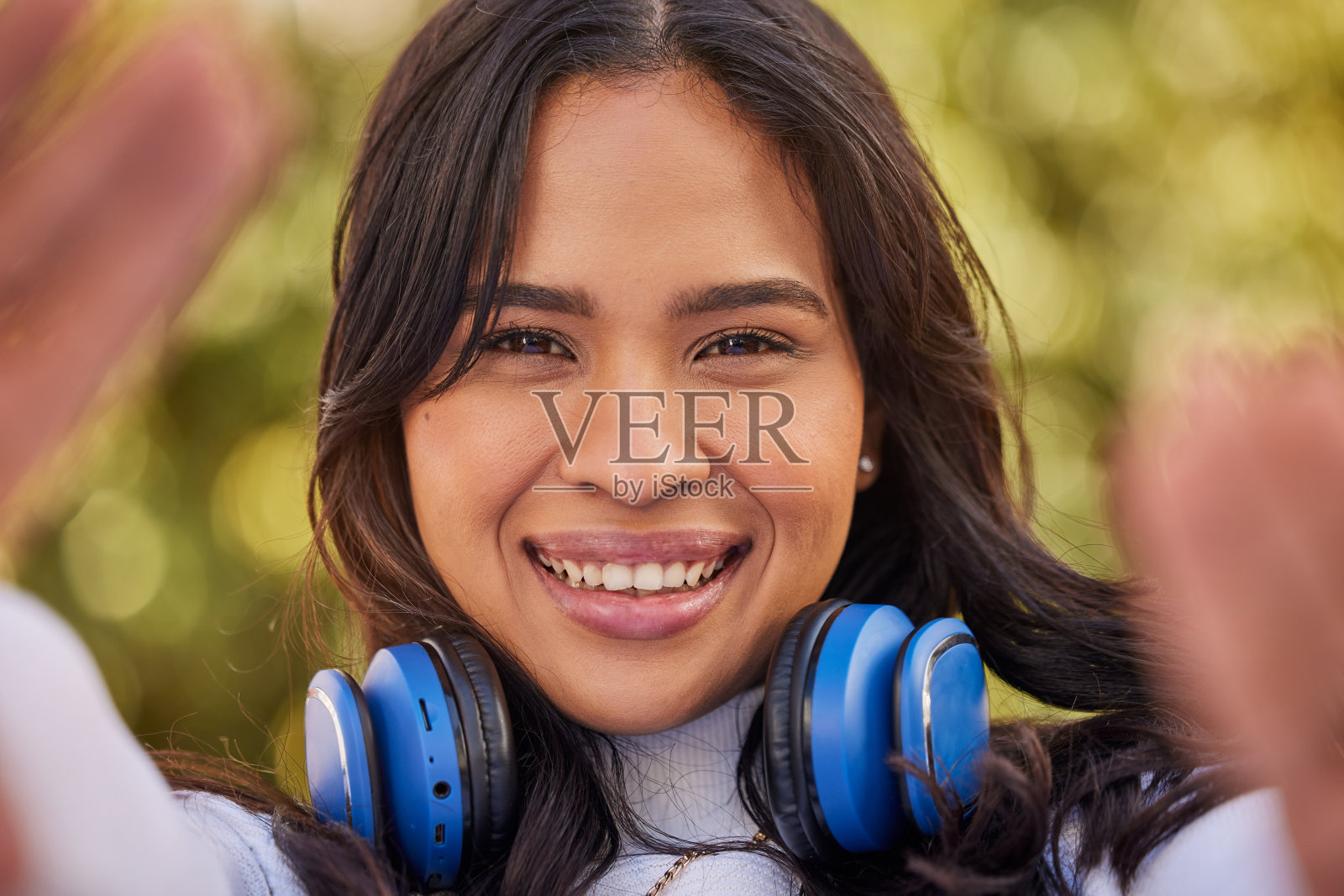 年轻的印度女人的自拍肖像，快乐的户外自由和周末生活方式在印度尼西亚。z世代潮女孩流媒体播客，视频电话的脸或放松的微笑在大自然与酷的音乐照片摄影图片