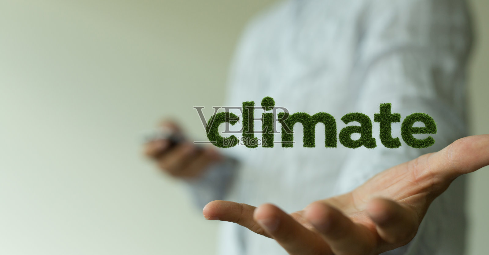 气候文字在一个男人的手上盘旋，背景模糊照片摄影图片