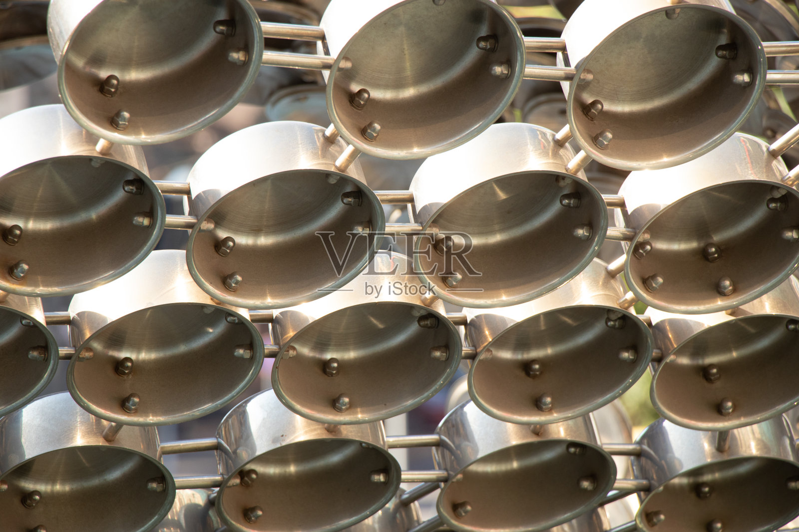 厨房锅在户外晒，套厨房灰锅照片摄影图片