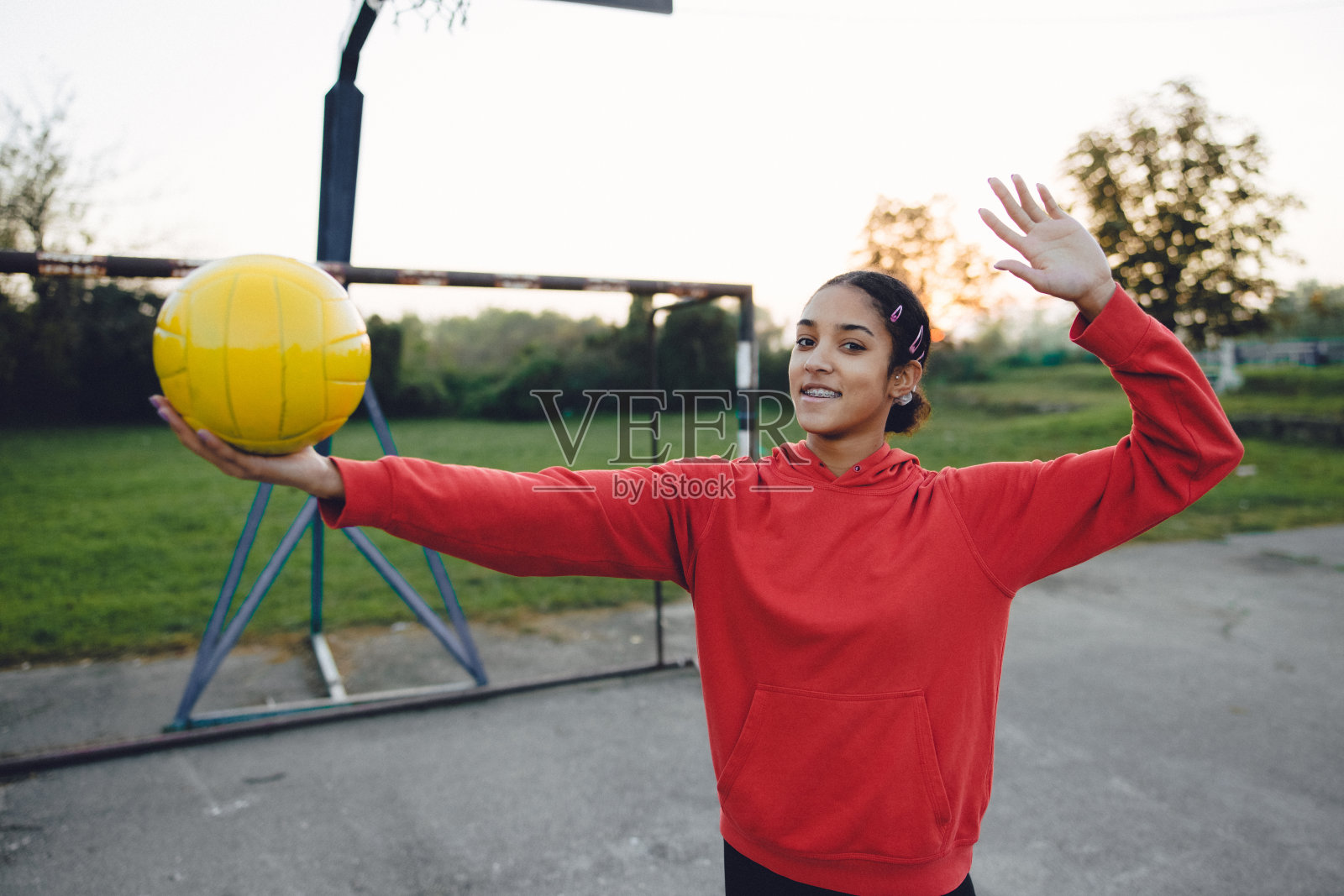 年轻的多种族女性成年人摆姿势的肖像照片照片摄影图片
