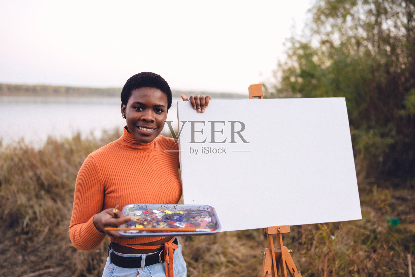 年轻的非洲女性成年人摆姿势的肖像照片照片摄影图片