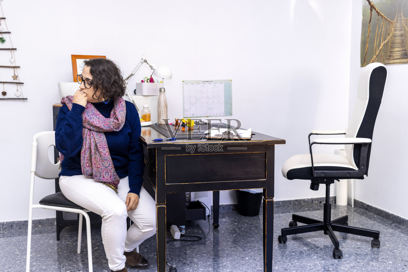 病人在心理诊所等待医生。照片摄影图片