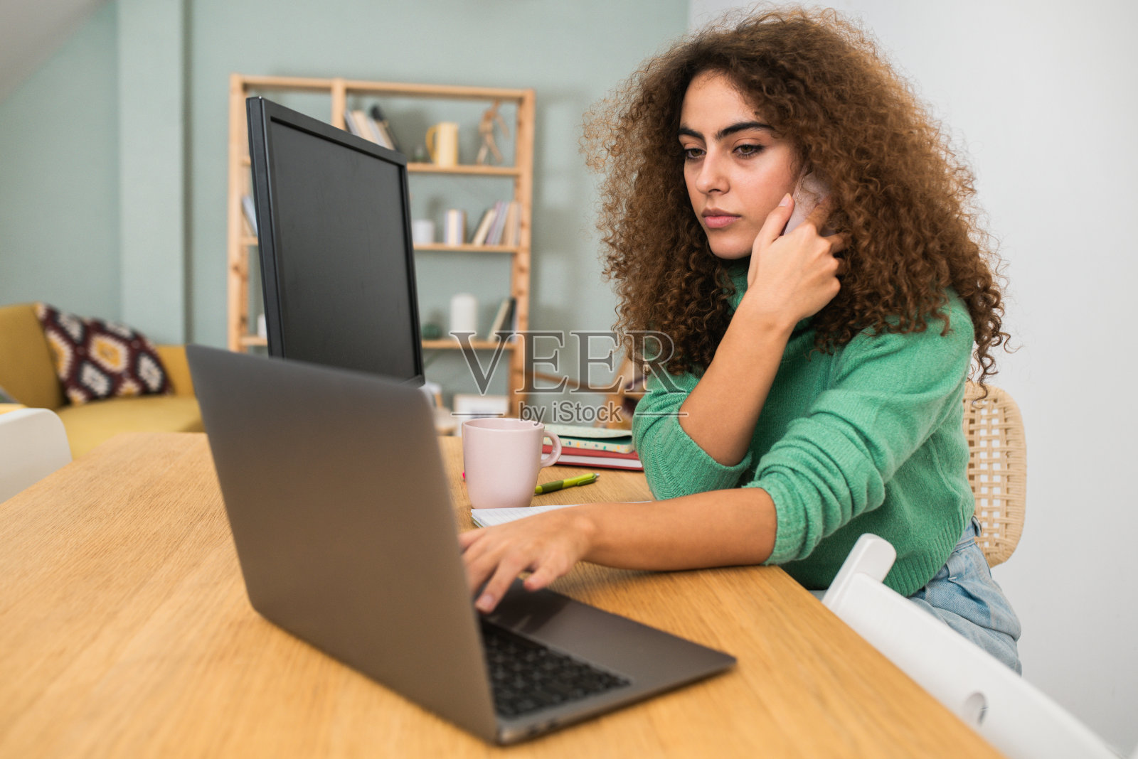 一个年轻的女商人在网上工作的肖像，打一个商业电话照片摄影图片