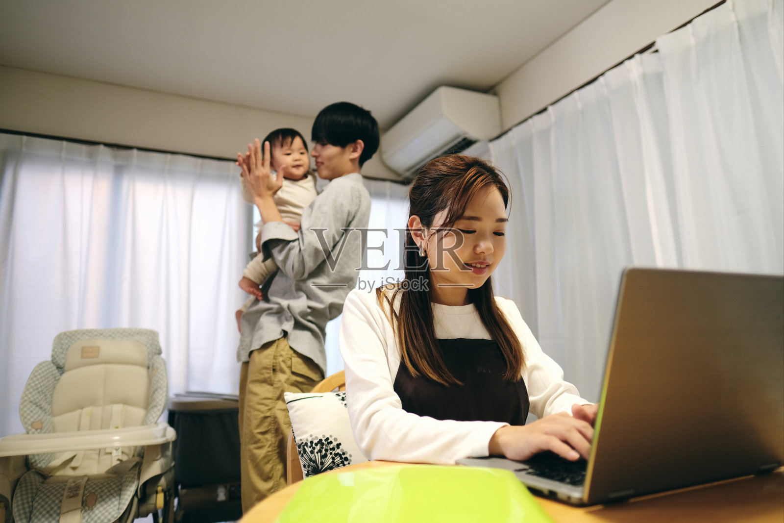 在家工作的妻子照片摄影图片