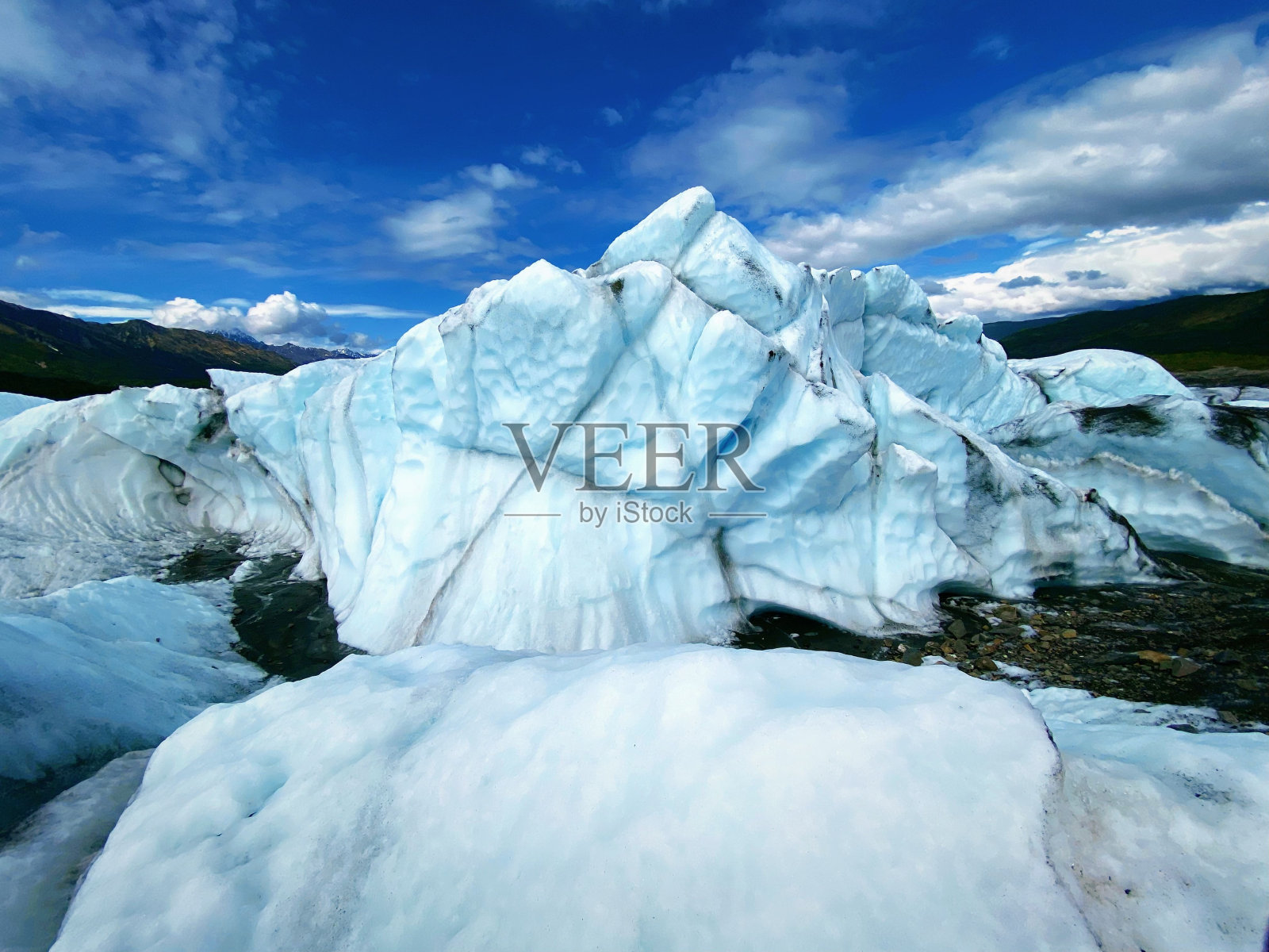 白天在马塔努斯卡冰川徒步旅行时看到的冰川照片摄影图片