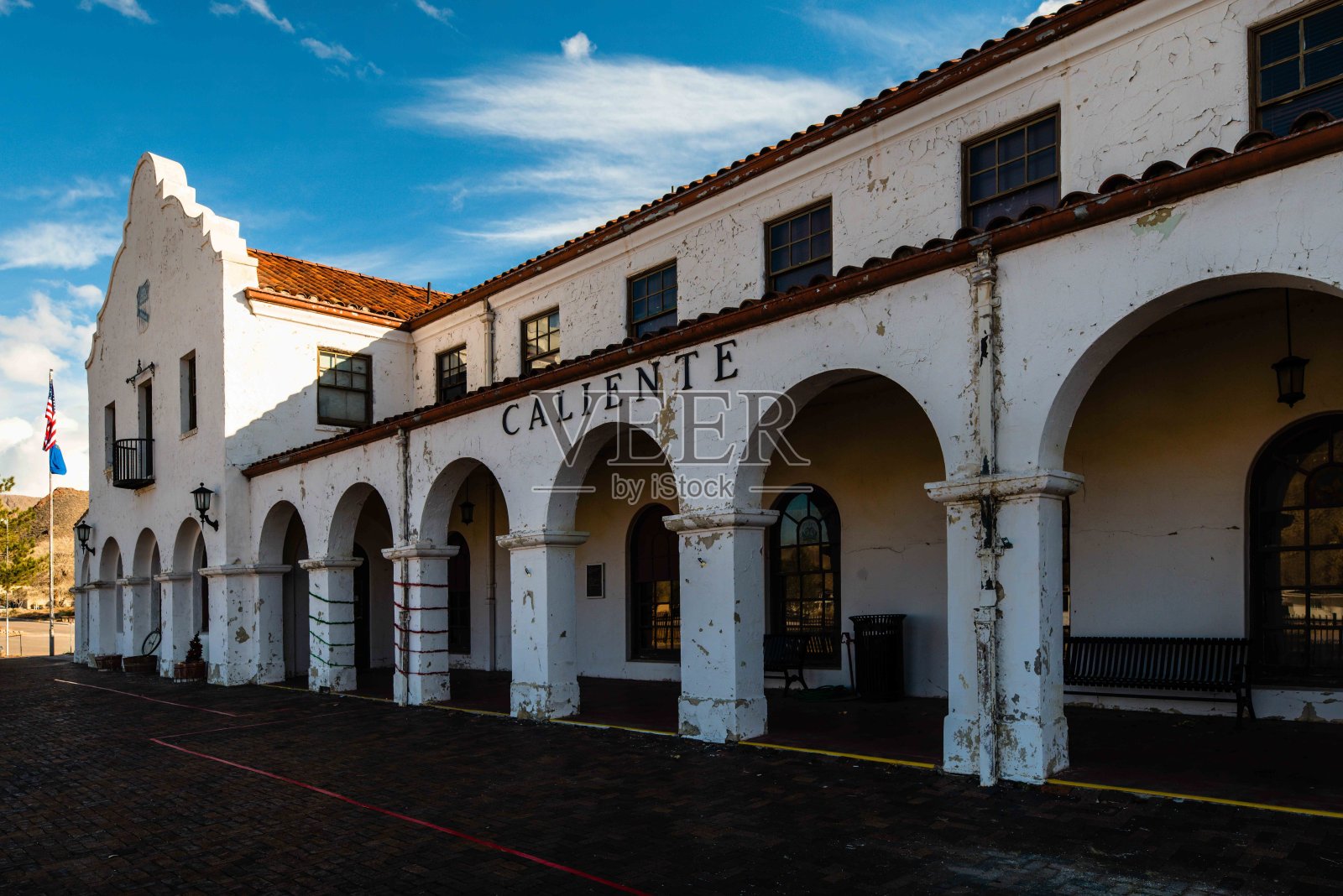 在蓝色多云的天空下，内华达，卡连特，内华达历史悠久的火车站外观照片摄影图片