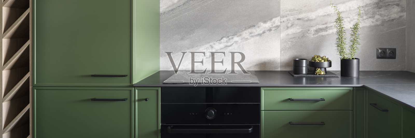 现代的黑色和绿色厨房内部，全景照片摄影图片