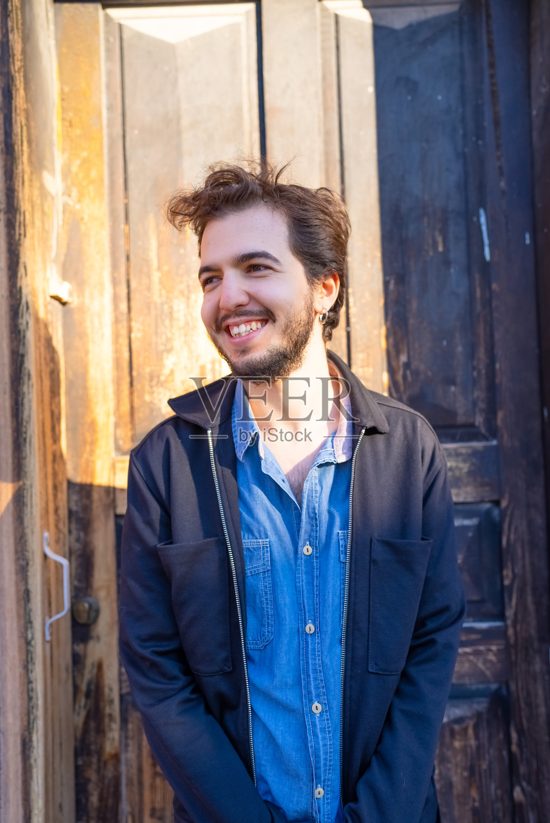 一个男人站在木门前的画像照片摄影图片