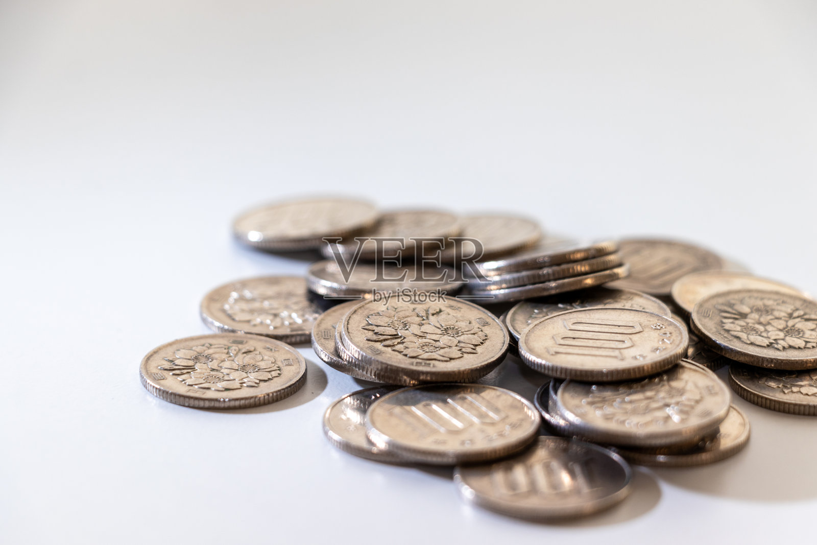 很多日本的100日元硬币照片摄影图片