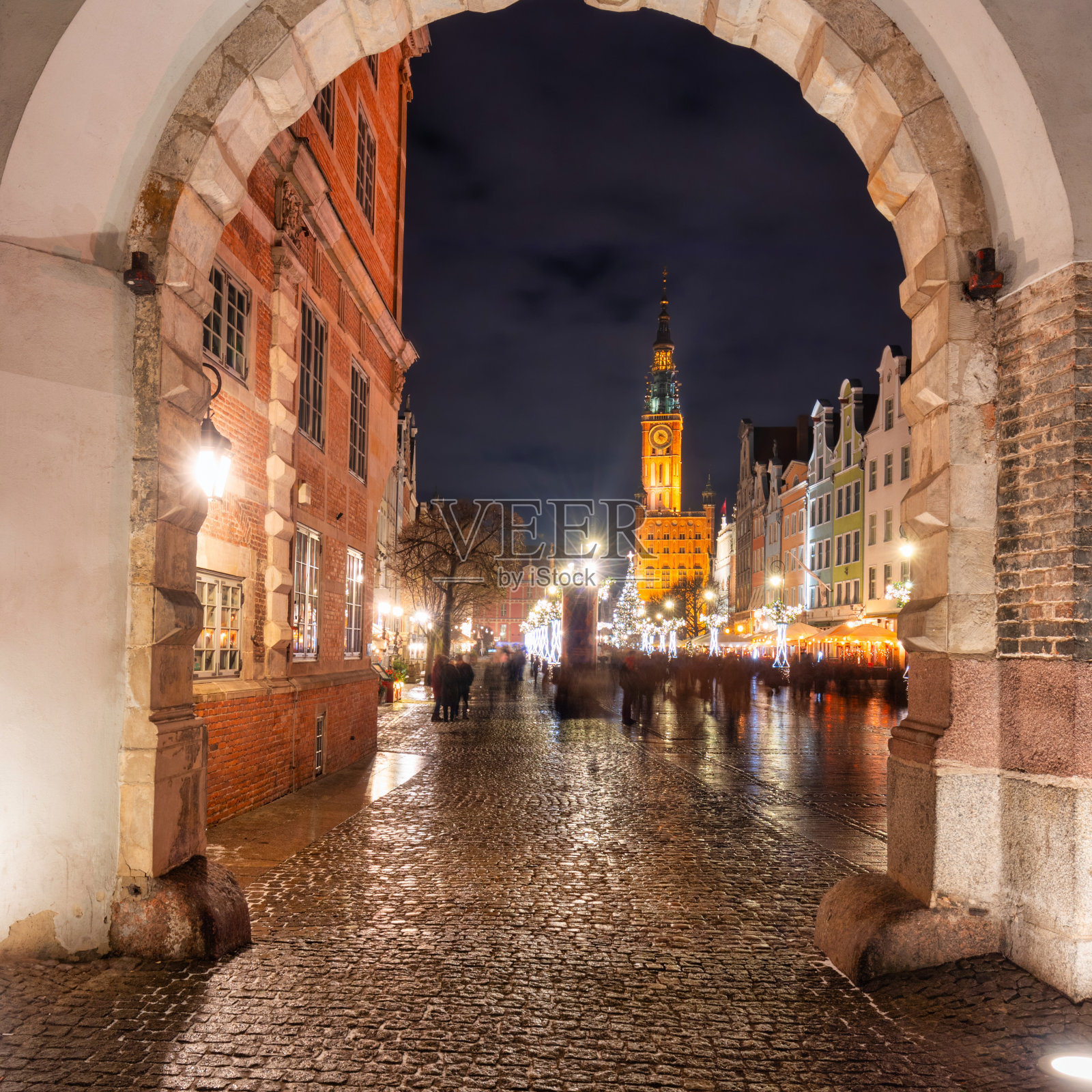 夜晚透过绿门，格但斯克主城的美丽景色。波兰照片摄影图片