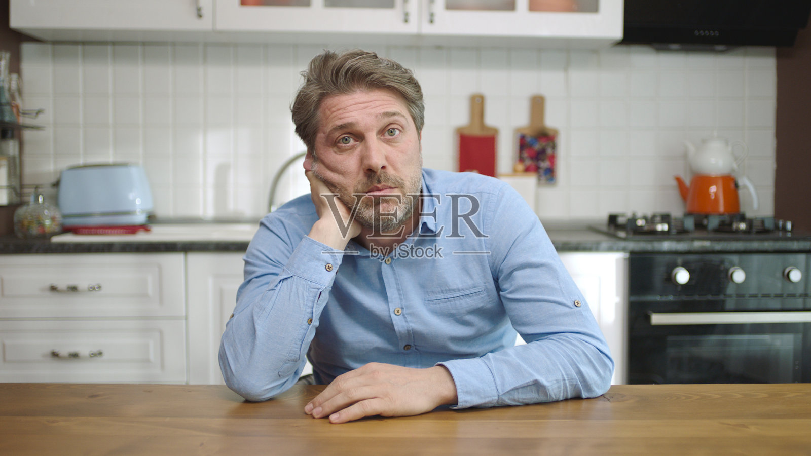 沮丧的男人：工作压力大，忧心忡忡，心烦意乱。照片摄影图片