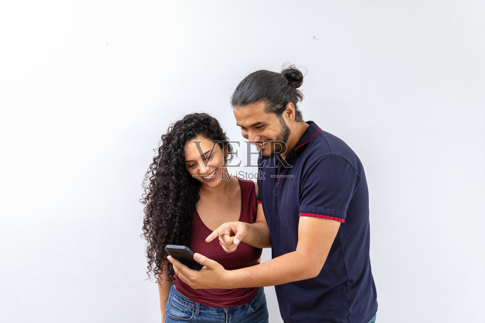 拉丁男子向女友展示手机里的东西照片摄影图片