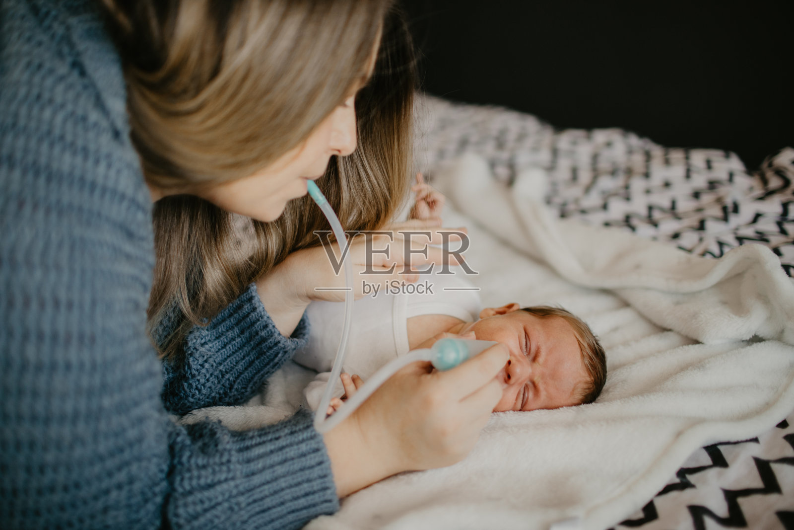 母亲为儿子使用鼻吸器照片摄影图片