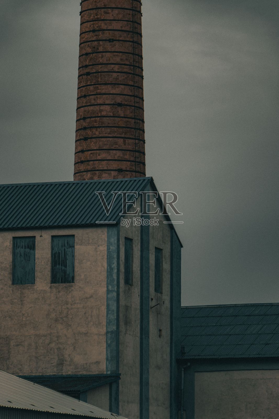 白天多云的天空下，红砖圆形塔的垂直拍摄照片摄影图片