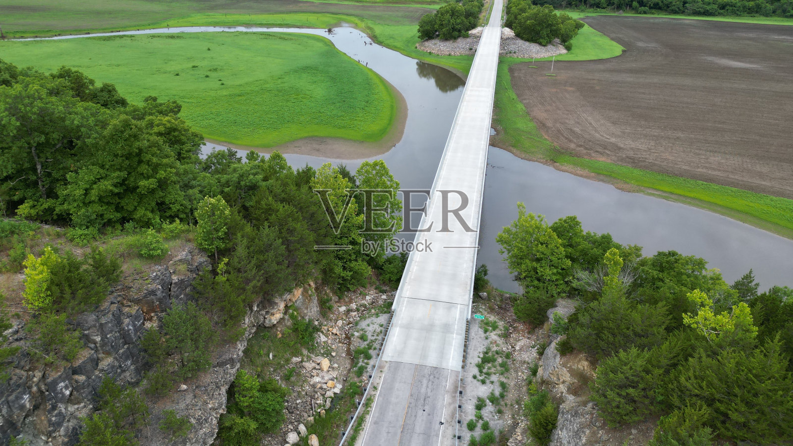 无人机拍摄的道路在欧扎克湖周围茂密的绿色森林在美国照片摄影图片