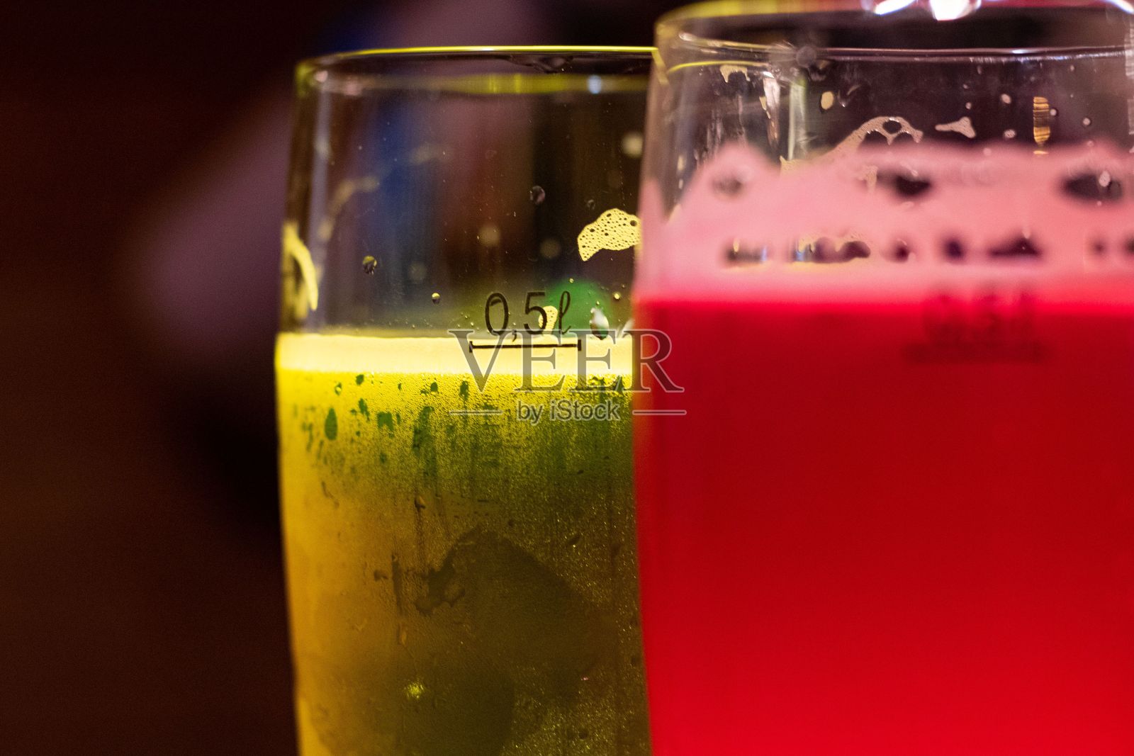 近距离拍摄半升玻璃杯的水果冰沙照片摄影图片