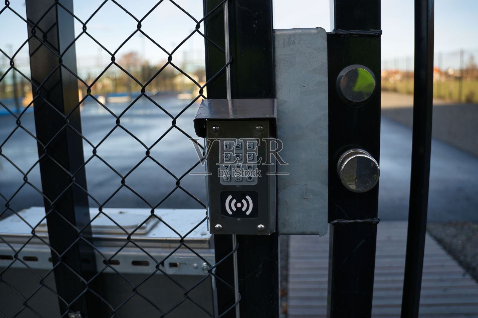 门上的密码锁。照片摄影图片