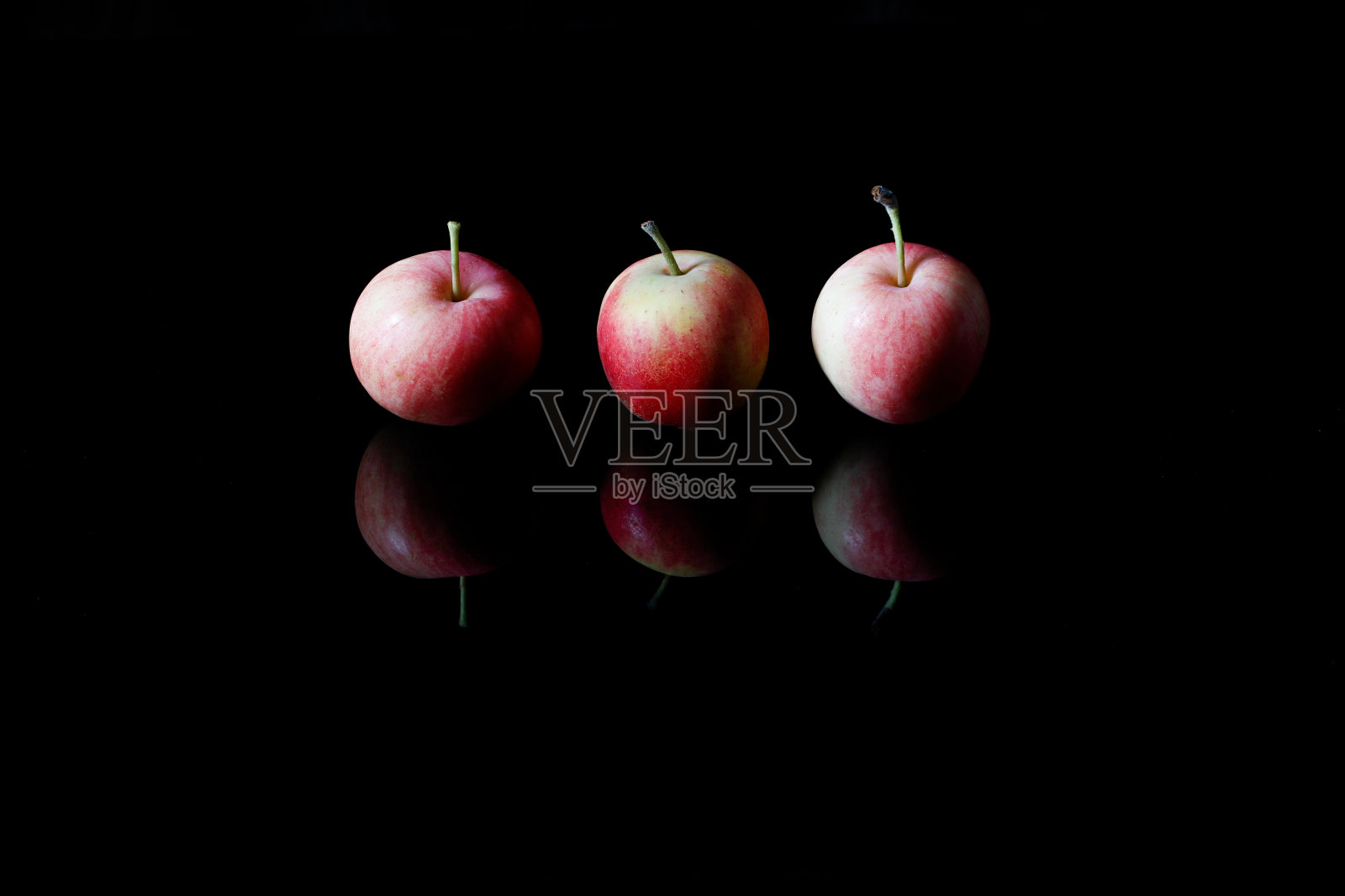 黑色背景上红苹果的特写镜头照片摄影图片