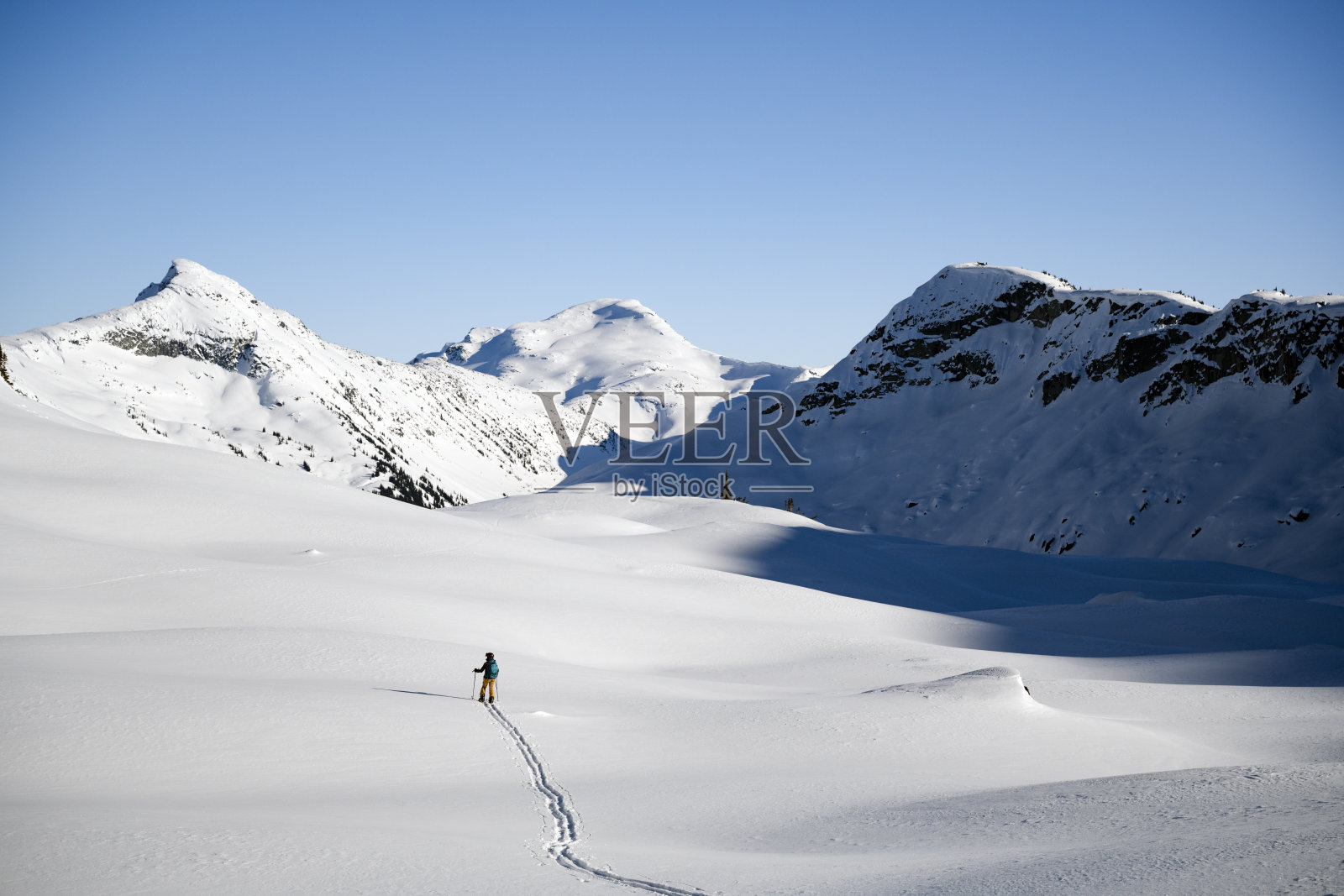 一个女人在偏僻的地方劈腿照片摄影图片