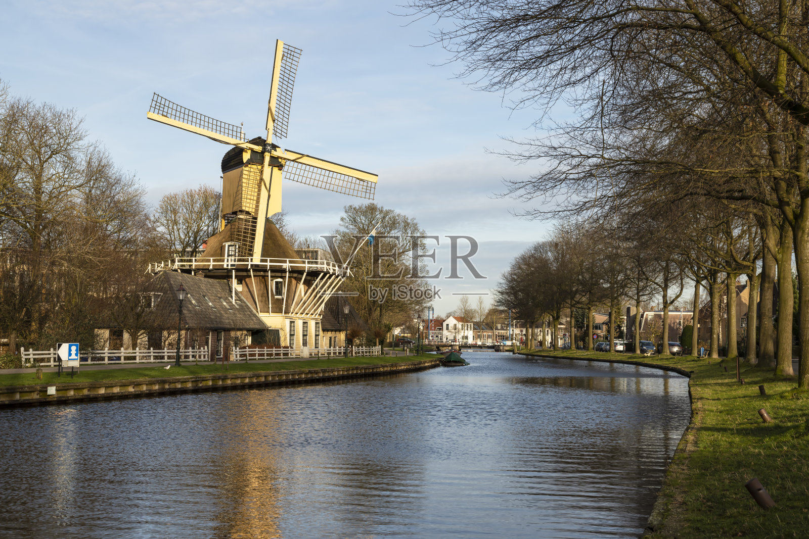 荷兰村庄Weesp的河边，高高的风车——Haantje。照片摄影图片