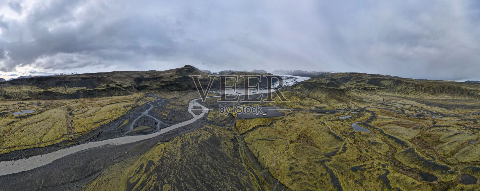 冰岛的一个山谷，有河床和公路照片摄影图片