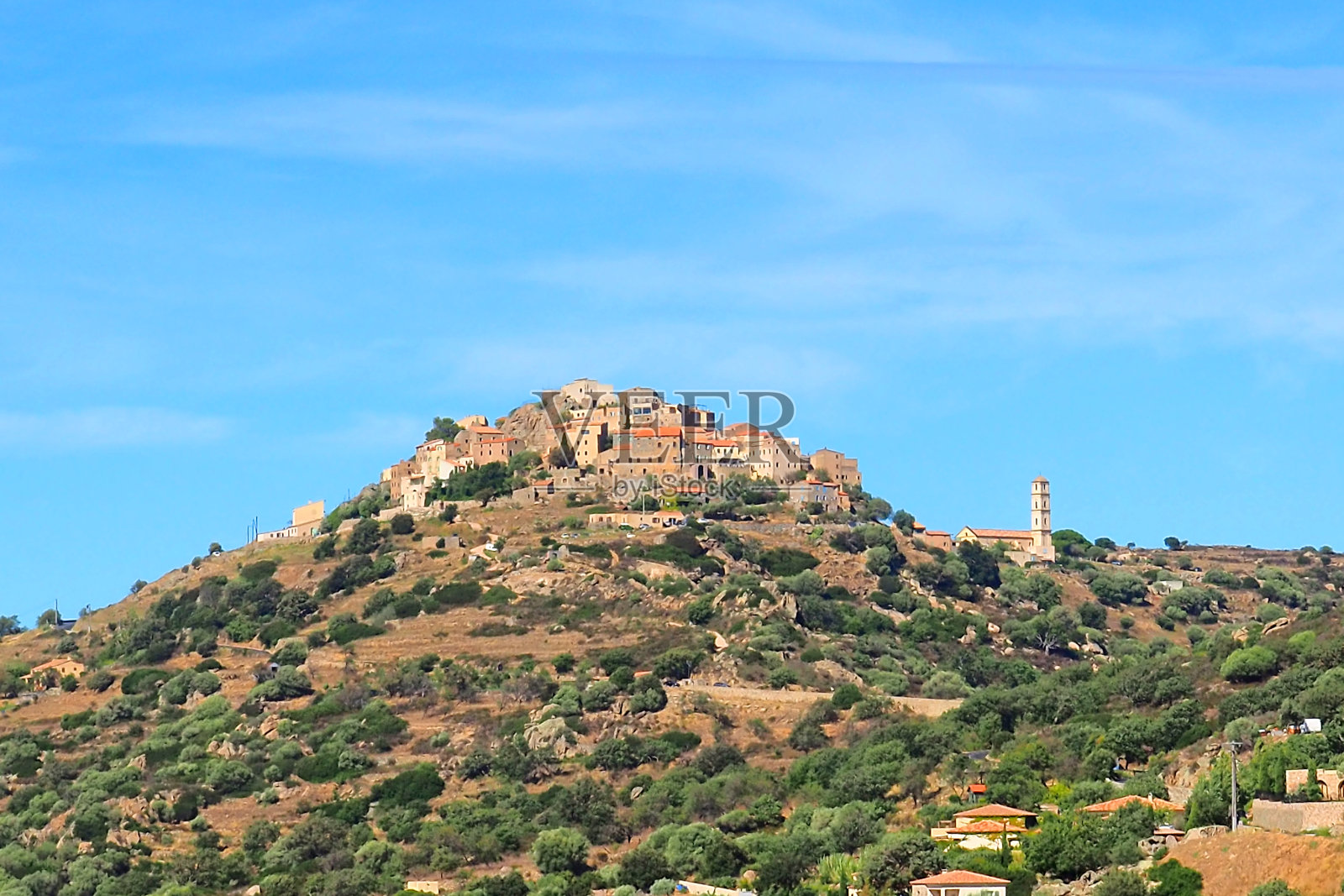圣安东尼奥是科西嘉中世纪建筑的最佳典范。从这个鹰巢可以看到整个巴拉格尼。小巷、有顶的通道和房屋与岩石融为一体照片摄影图片