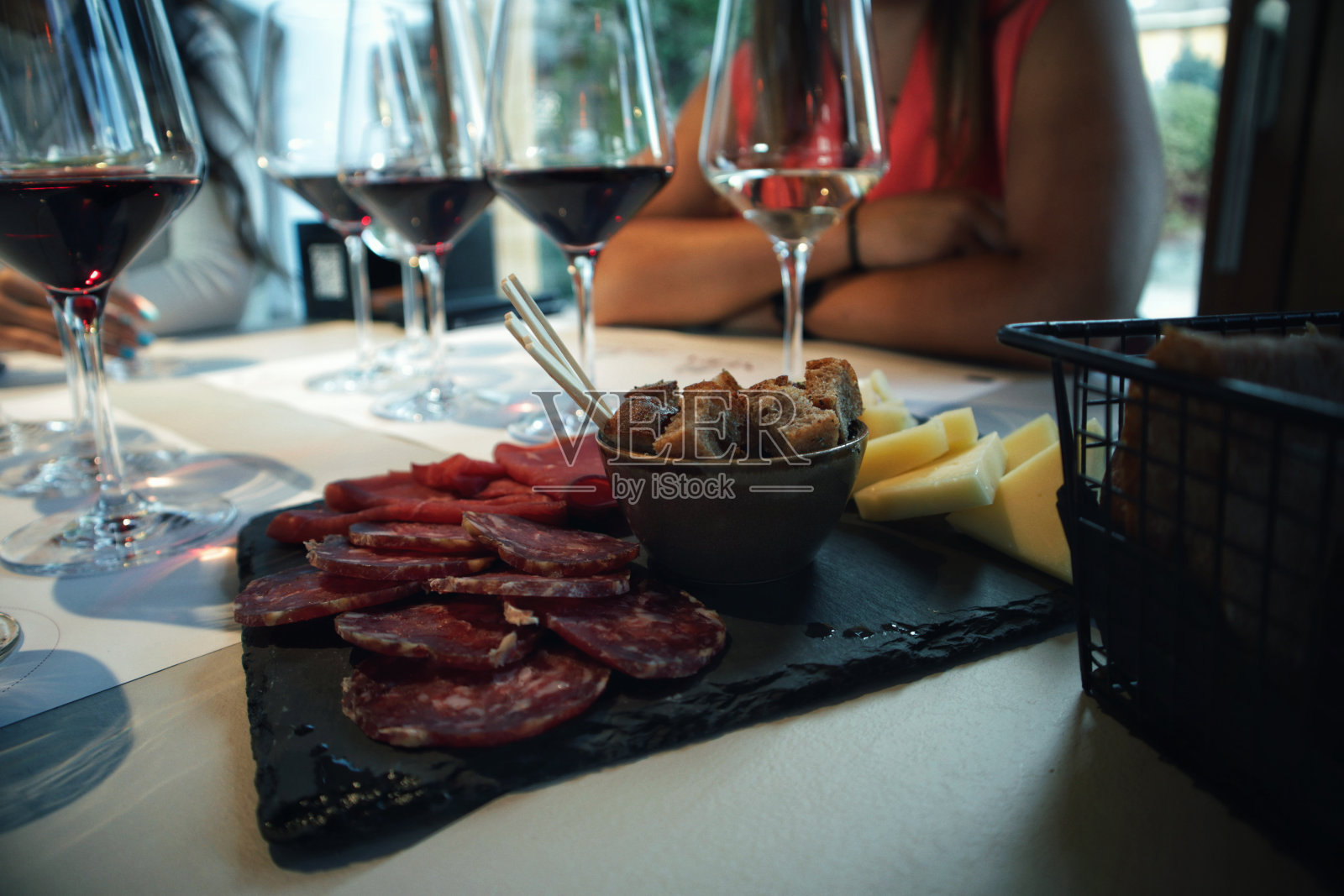 瓦尔泰利纳品酒照片摄影图片