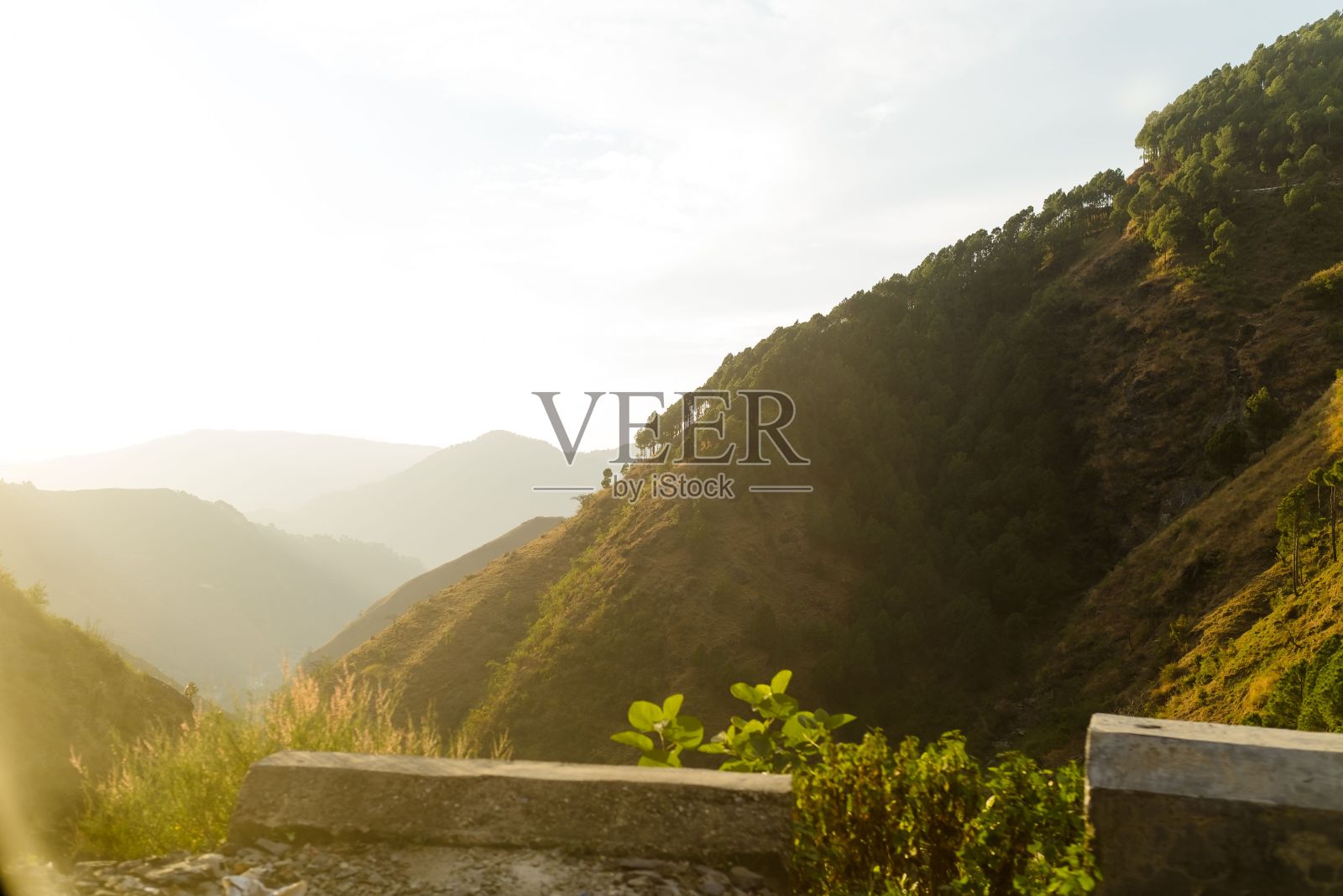 日出时的山谷照片摄影图片