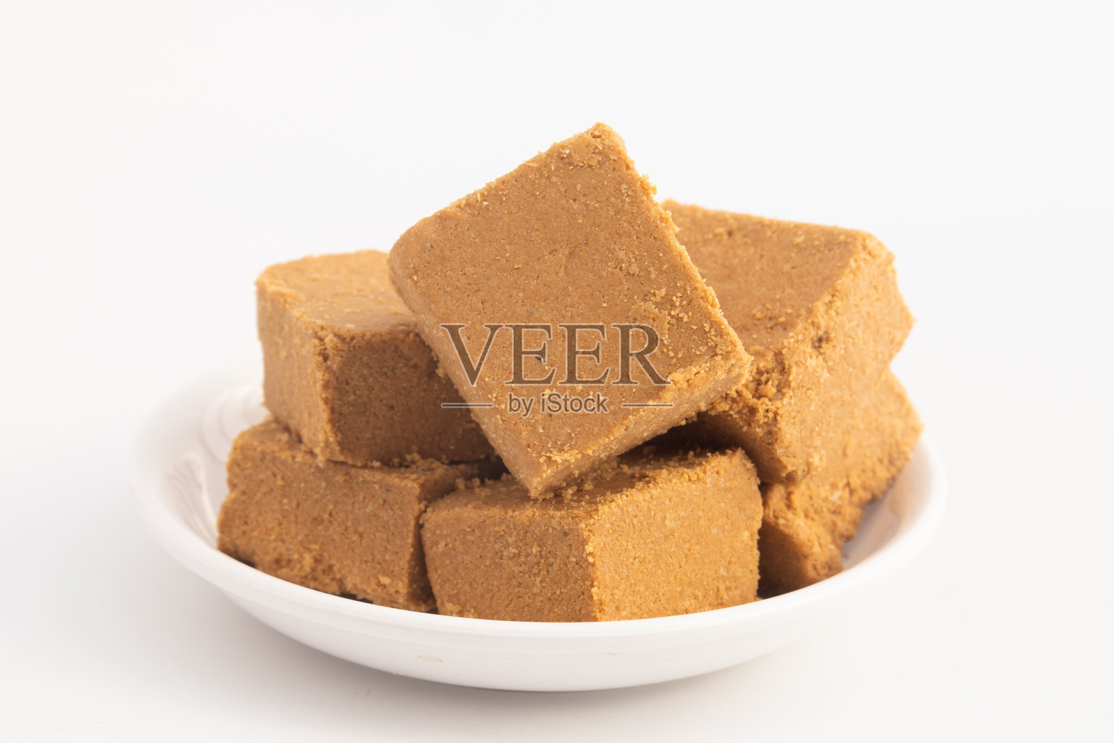 冬季特别的印度Til Barfi或Burfi也被称为Tilkut, Gajak, Gazak, Gachak由Tilgul, Mungfali，芝麻籽，Jaggery Gud, Badam和Pista为Makar Sankranti或Lohri庆典照片摄影图片