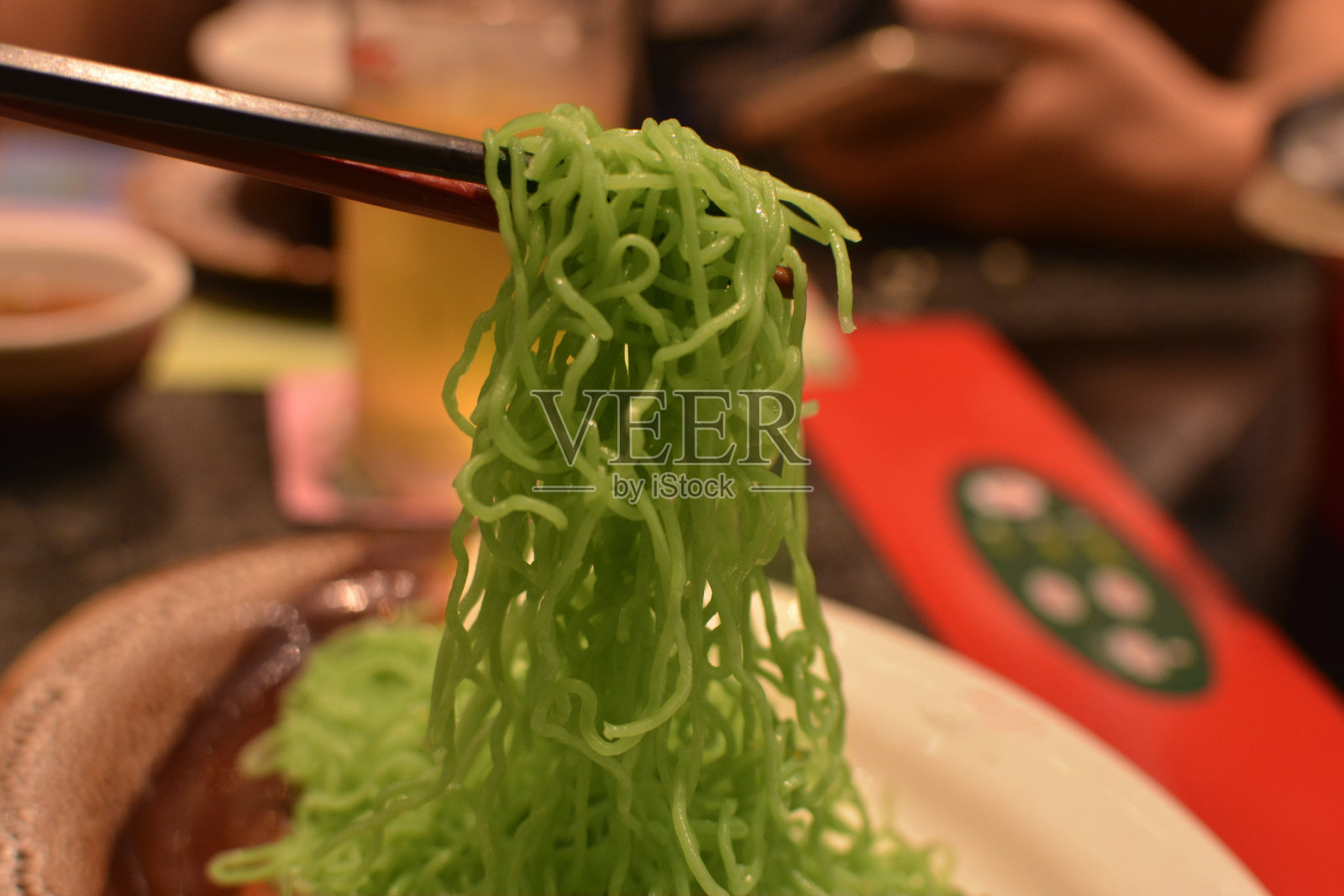 这是一种很受欢迎的绿色面条。照片摄影图片