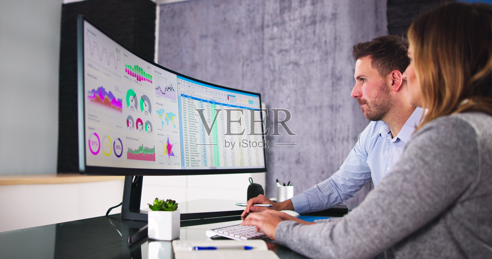 分析人士看照片摄影图片