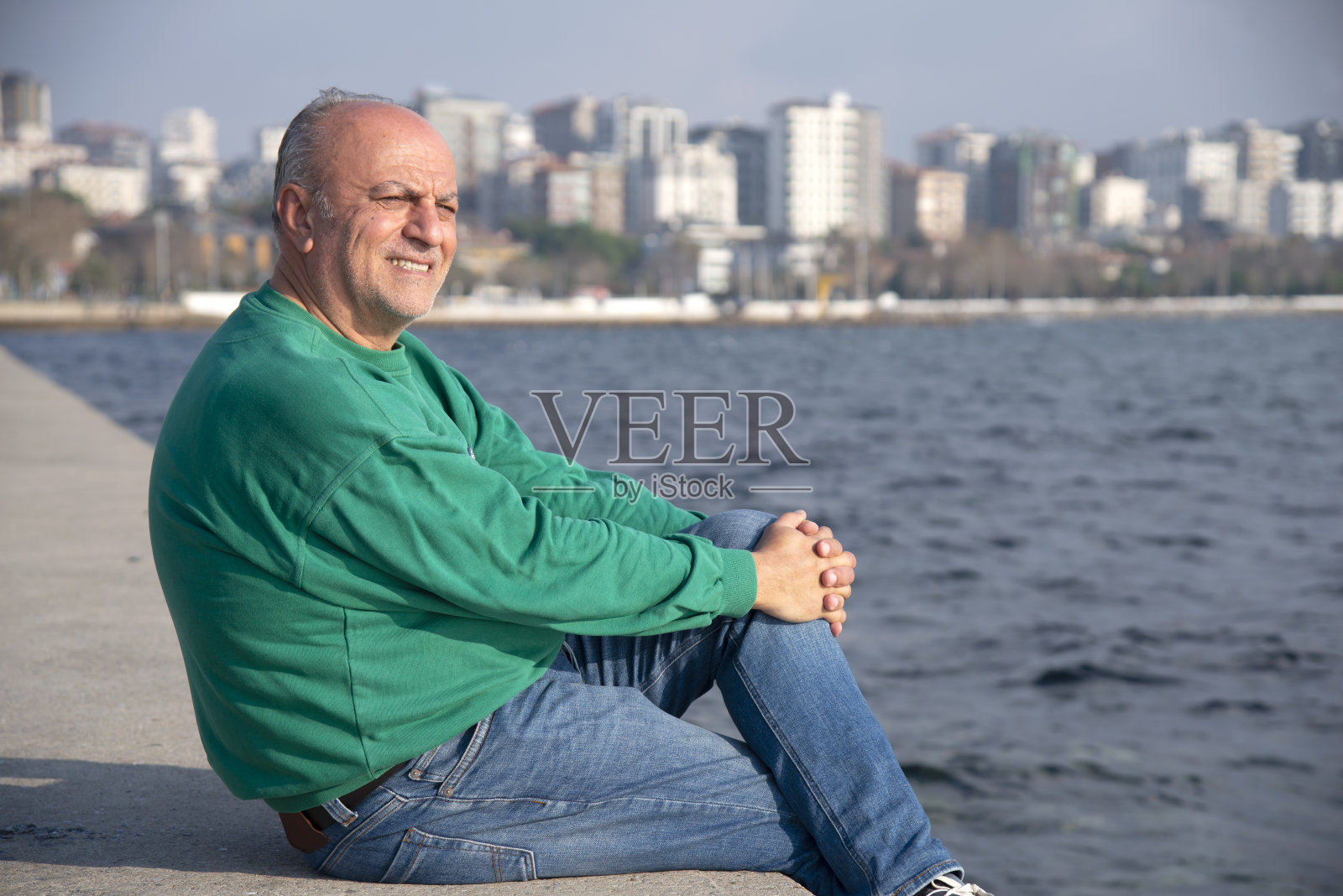 海边成熟的男人照片摄影图片