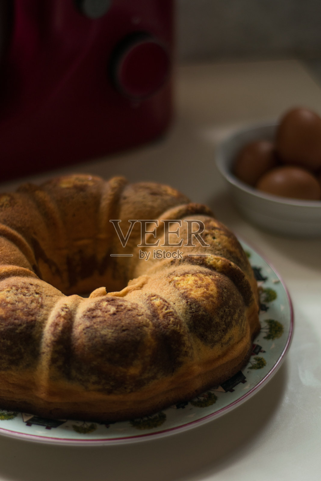 垂直拍摄一个刚烤好的自制大理石蛋糕照片摄影图片